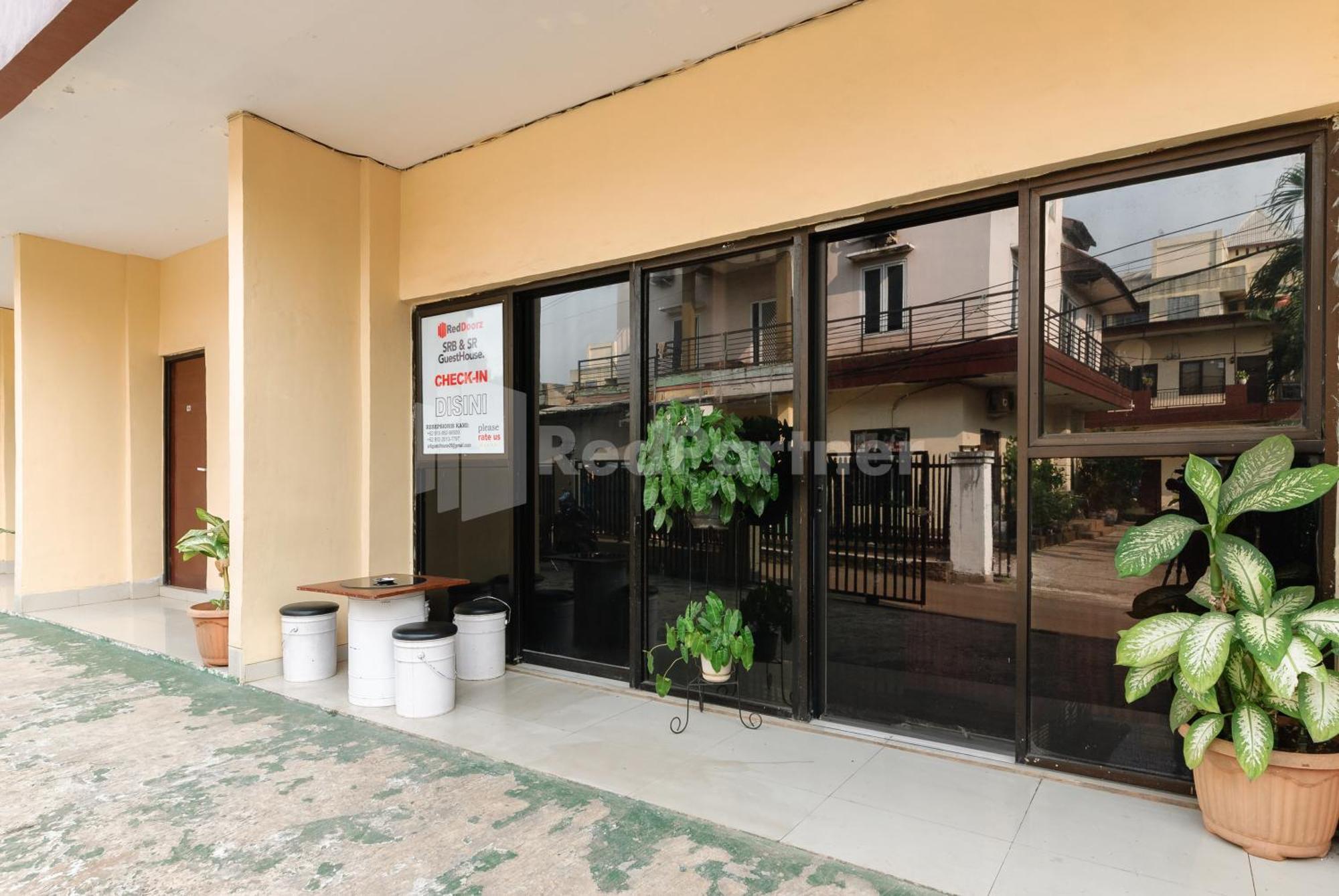 Sr Residence Near Mall Ciputra Cibubur Mitra Reddoorz Bekasi Exterior foto